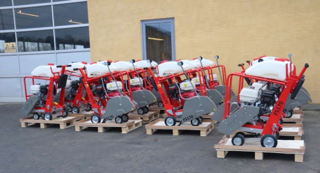 Gölz Fugeskærermaskiner FS175 sendes til Loxam